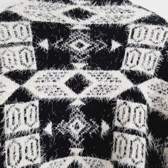 BESCA Wool Blend Fuzzy Open Front Cardigan Sweater B&W Tribal Geo Pattern Sz L - Picture 12 of 16
